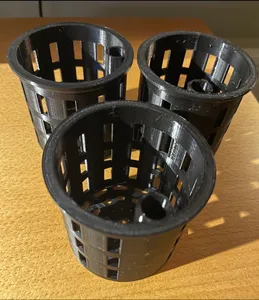 Net pot with hole for flower stick
