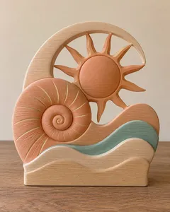 Abstrakte Skulptur mit Sonnen- und Wellenmotiv/Abstract sculpture with sun and wave