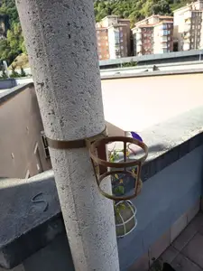 Quick removable column holder for small flower pot