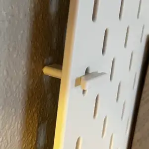 Skadis wall spacer, self fastening