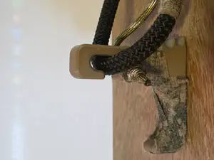 Single limb bow hanger for saddle hunting