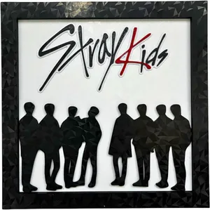 STRAY KIDS