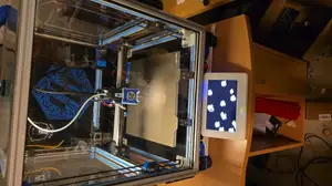 Display arm adapted for Voron 2.4, angle changed by 7 degrees so that the printer sits completely on the table.