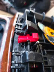 VW TOUAREG 7L armrest latch