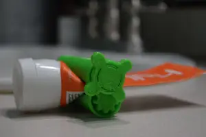 THE ULTIMATE TOOTHPASTE SQUEEZER with Solid Inside