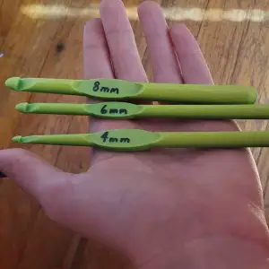 Crochet hook set 8mm, 6mm, and 4mm.