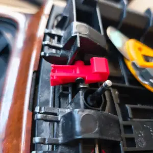 VW TOUAREG 7L armrest latch