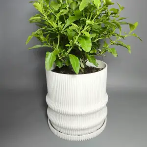 Simple flowerpot with integrated pot holder and reservoir