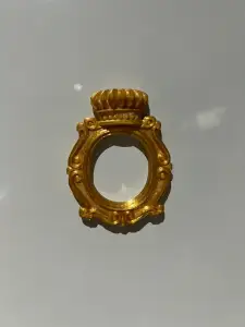 Crown frame with magnet