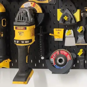 Organizador de pulidora Dewalt con espacio para el mango.
