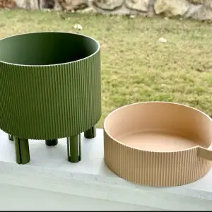 Planter with auto water feeder