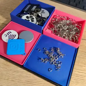 Modular assembly station with magnets