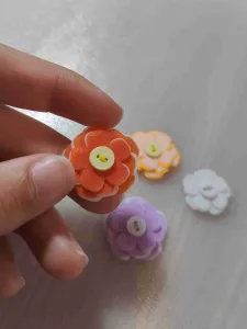 Flower button with 2-layer pedals