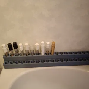 Parfummonsterrekje / Perfume sample rack