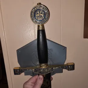 Dragon shield sword holder