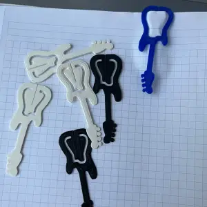 Guitar paperclips / paper holder