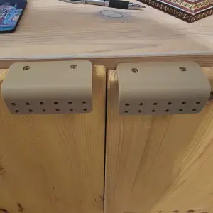 Pull handle for cabinet doors and drawers
