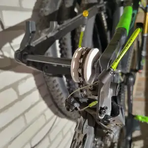 Thru-axle chain keeper