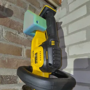 Hedge cutter wall mount