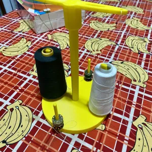 Soporte para bobinas de hilo de coser con pasadores y 10 car