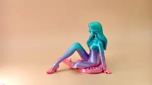 坐在垫子上的长发美女