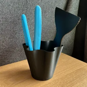 Wave pencil holder