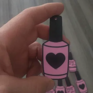 Nail Polish Keychain  Opener  / llavero de esmalte abridor