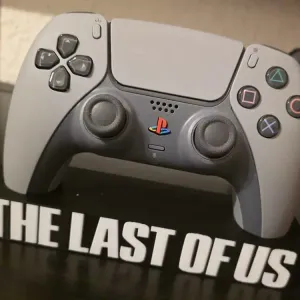 last of us ps5 controller stand