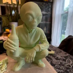 Alien Squatting - Miniatura Estilo "Street" com Garrafa