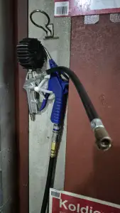 Holder with 3 legs and a knob.