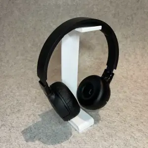 Simple stand holder for headset headphones
