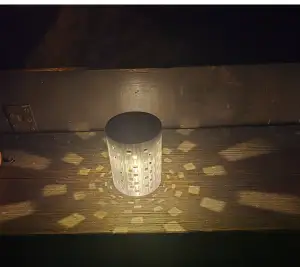 Einfache Solar LED Tischlampe m. quadratischen Lichtpunkten