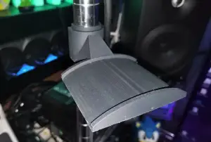 Headphone hangar for wire shelf