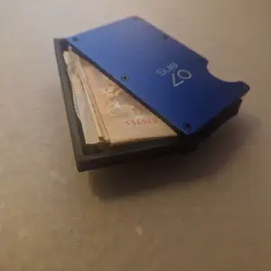 card wallet cash compartment