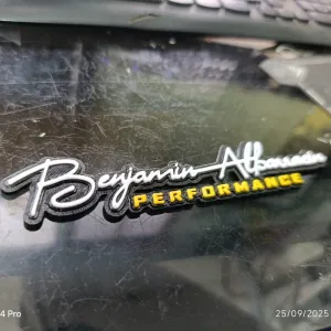 “Benjamin Albarracín Performance – Emblema 3D Personalizado”