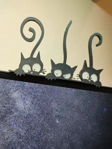 3 Curious cats desktop decor