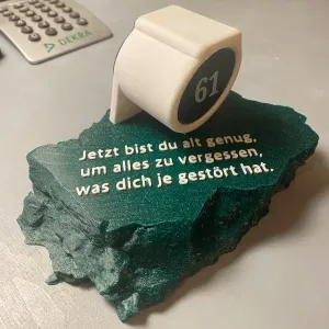 Uhrenhalter auf einem Steinsockel mit Schublade