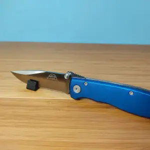 Small and Simple Knife Display Stand