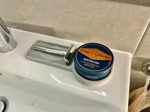 Razor blade holder