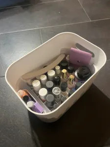 Case mit Einsätzen für Nagellack & Co