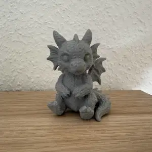 Süßer Drache in Strickoptik