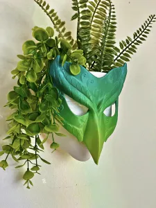 MASKED GIRL ON THE WALL PLANTER