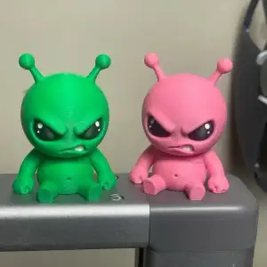 Gremlin de bureau grumpy alien (codebrain Forge)