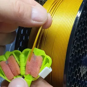 Filament guide/cleaner for CFS