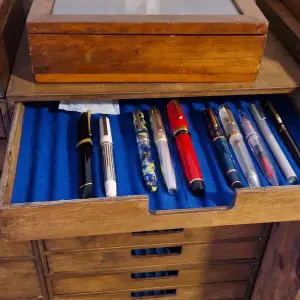 Fountain pen tray for storage or display