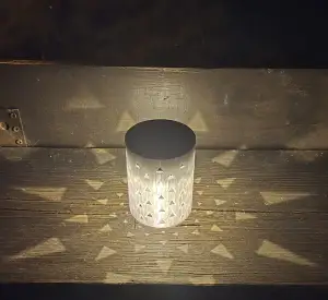 Einfache Solar LED Tischlampe mit Dreieckigen Lichtpunkten