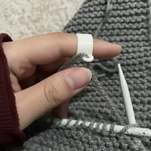 Yarn ring/knitting finger holder tool