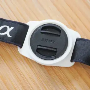 Lens cap holder for Sony kit lens