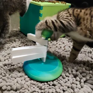 Turning cat toy