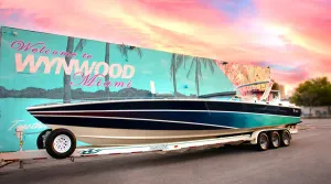 Miami Vice Scarab 38 KV Boat 1:64 - Trailer & Display Case